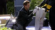 Danny Messer (Carmine Giovinazzo) sichert die Fingerabdrücke an einer Marmortischplatte. Hat diese durch ihr enormes Gewicht zum Absturz eines Balkons geführt und ein Mädchen getötet?