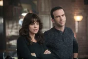 Tammy Gregorio (Vanessa Ferlito, l.) und Christopher LaSalle (Lucas Black, r.) ermitteln in ihrem neuen Fall gegen einen rasanten Flüchtigen ...