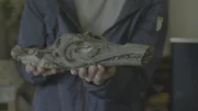 Federico Fanti hält ein außergewöhnliches Fossil.