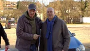 Elvis hat Martins erstes Auto auf Vordermann gebracht, um es Jens zu schenken, der keinen fahrbaren Untersatz mehr hat. Vater und Sohn liefern es nach Bayern, wo Jens glücklich das Geschenk entgegen nimmt.