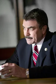 Während Bürgermeister Poole Angst vor einem Terroranschlag am Thanksgiving Feiertag hat, plagt Frank (Tom Selleck) eine ganz andere Sorge: Seinem Vater Henry steht nach einem Herzinfarkt ein Eingriff im Krankenhaus bevor!