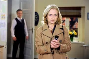 Claudia (Mignon Remé, r.) wird von Robin (Niklas Osterloh, l.) ertappt, als sie nach Beweisen gegen ihn sucht.