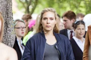 Maria Wern (Eva Röse) ermittelt in einem Mordanschlag auf eine Spitzenkandidatin auf der jährlichen "Almedanen-Woche" in Visby.