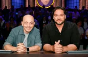 Rateteam-Kapitän Bernhard Hoëcker (l.) und der Schauspieler Ronald Zehrfeld (r.) bilden ein Rateteam.