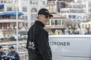 Das Team um Dwayne Pride (Scott Bakula) ermittelt im Fall einer verschwundenen Kongressangestellten, die kurz vorher noch aus einer brenzligen Situation gerettet werden musste ...