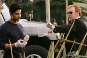 Eric (Adam Rodriguez, li.) und Horatio (David Caruso) stellen Beweismaterial sicher.
