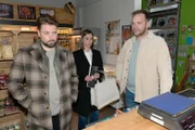 Erik (Patrick Heinrich, r.) hat das Gefühl, dass Matilda (Anna-Katharina Fecher) ihm aus dem Weg geht. Links John (Felix von Jascheroff)