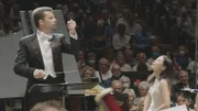 Dirigent und Mona Asuka bei einem Konzert.