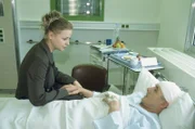 Anna (Theresa Scholze) macht sich Sorgen um ihren Vater (Ulrich Mühe), der bei seinen Ermittlungen im Fall Lambert selbst zur "Zielscheibe" wurde...