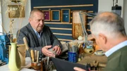 Chefkommissar Jan-Hinrich Reuter (Udo Kroschwald, l.) hat die schwere Aufgabe, seinem alten Schulkameraden Hannes Olemacher (Gunnar Helm, r.) die traurige Nachricht zu überbringen: Seine Enkelin Kim wurde ermordet. Hannes Olemacher erzählt von einer Mitarbeiterin, die vor Kurzem erst von seiner Enkelin entlassen wurde. Hat sie sich gerächt?