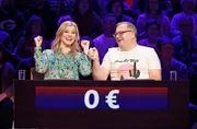 Rateteam-Kapitän Elton (r.) und die Schauspielerin Eva Habermann (l.) bilden ein Rateteam.