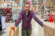 Deutschland ist Heimwerkerland Nummer 1! Davon profitieren Baumärkte. Daniel Aßmann testet das Angebot und macht den Preisvergleich. Er findet heraus, wer hinter den Eigenmarken steckt, testet Wandfarben mit einem Malermeister und muss feststellen, dass DIY-Bausätze ganz schön kompliziert und teuer sein können. - Daniel Aßmann.