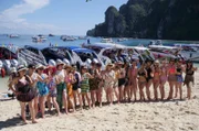 Täglich fahren Massen von Tagesgästen mit Speedbooten von Phuket auf die Phi Phi Insel.
