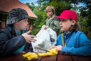 Timo (Malon Stahlhut, li.) und Jale (Ava Sophie Richter, re.) glauben, dass Jonas (Linas Mahncke, Mitte) möglicherweise mehr weiß als er sagt.
