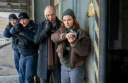 Polizisten, Peter Schnabel (Martin Brambach) und Karin Gorniak (Karin Hanczewski) stürmen die Werkstatt von Marek Krug, da sie Schüsse gehört haben.