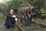 Vor Ort ermitteln KHK Joe Hoffer (Jörg Gudzuhn, M.), Dr. Robert Kolmaar (Ulrich Mühe, l.) und Max Kolditz (Markus Majowski, r.) im Fall eines Bahnunglückes, bei dem ein Mann von der Lokomotive erfasst wurde.