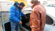 Der alte Käfer soll ebenfalls verkauft werden ... (Foto, li.: Trödelprofi Sükrü Pehlivan)
