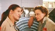 Walter (Katy Karrenbauer, li.) hat der "Neuen", Melanie Schmidt (Sigrid M. Schnückel), die weiße Wäsche versaut, ein Punkt für Walter...
