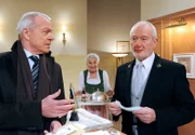 Alfons (Sepp Schauer, r.) blamiert sich wegen Käthes (Luise Deschauer, M.) Schminkfarben-Scherz vor Werner (Dirk Galuba, r.).