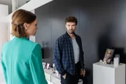 Alexander von Tal (Aleksandar Radenković) befragt Evelyn Homberg (Nadja Becker) zum Verschwinden ihrer Stieftochter.