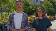 Eric Mayer (l.) spricht mit Prof. Kristina Suchotzki (r.) darüber, was aus wissenschaftlicher Sicht Lügen eigentlich sind.