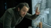 Dr. Tobias Hartmann (Bastian Reiber) macht sich große Sorgen. Er hat sich mit den Falschen angelegt und ist nun nirgendwo mehr sicher.