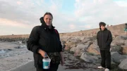 Bei einem Ausflug nach Warnemünde geht Bürgergeldempfängerin Sandra mit ihrem Neffen am Strand auf Schatzsuche.