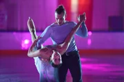 Charlotte "Charlie" (Shaolyn Fernandez) und Milan (Vitali Huk) laufen ihre Kür.