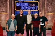 Moderator Kai Pflaume (M.) und seine Rateteam-Kapitäne Bernhard Hoëcker (l.) und Elton (r.) begrüßen in dieser Sendung den Schauspieler Ronald Zehrfeld (2.v.l.) und die Schauspielerin Birgit Minichmayr (2.v.r.).