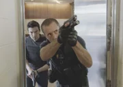 Stürmen Adam Noshimuri (Ian Anthony Dale, l.) und Steve McGarrett (Alex O'Loughlin, r.) das richtige Gebäude?