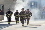 V.l.: Wallace Boden (Eamonn Walker), Matthew Casey (Jesse Spencer) und Mouch (Christian Stolte)