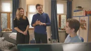 Nachdem Svenja (Lea Marlen Woitack l.) Till (Francesco Oscar Schramm r.), beim Küssen beobachtet, möchten sie und Arthur (Vivian Frey) mit ihm reden. Aber Till hat keine Lust, mit den beiden über sein Liebesleben zu sprechen.