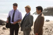 In ihrem neuen Fall haben es Patrick Jane (Simon Baker, m.) und seine Kollegen Wayne Rigsby (Owain Yeoman, l.) und Kimball Cho (Tim Kang, r.) mit dem Tod eines fünfzehnjährigen Mädchen zu tun ...