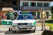 Hubert (Christian Tramitz, r.) und Girwidz (Michael Brandner, l.) werden zu einem Tatort gerufen. Auf einem Ferienbauernhof soll ein Mord geschehen sein.