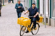 Der Briefträger Hanno Hase (Stephan Bieker) kennt den Klatsch und Tratsch der Stadt. Der Briefträger Hanno Hase (Stephan Bieker) kennt den Klatsch und Tratsch der Stadt.