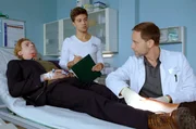 ARD/MDR IN ALLER FREUNDSCHAFT FOLGE 837 , "Fürchtet euch nicht!", am Dienstag um 21:00 Uhr im ERSTEN. Julian Kessler (Johannes Heinrichs, li.) ist nach einem Zusammenbruch in die Sachsenklinik eingeliefert worden. Dr. Kai Hoffmann (Julian Weigend, re.) und Kris Haas (Jascha Rust, mi.) erinnern sich, dass Julian erst kürzlich entlassen wurde. Er hat den Unfall verursacht, bei dem Lea Peters Freund Jenne Derbeck, verunglückt und danach verstorben ist. Die frische OP-Wunde an Julians Bein ist entzündet und muss erneut operiert werden. Möglicherweise ist das auch die Ursache für seinen Zusammenbruch. ARD/MDR IN ALLER FREUNDSCHAFT FOLGE 837 , "Fürchtet euch nicht!", am Dienstag um 21:00 Uhr im ERSTEN. Julian Kessler (Johannes Heinrichs, li.) ist nach einem Zusammenbruch in die Sachsenklinik eingeliefert worden. Dr. Kai Hoffmann (Julian Weigend, re.) und Kris Haas (Jascha Rust, mi.) erinnern sich, dass Julian erst kürzlich entlassen wurde. Er hat den Unfall verursacht, bei dem Lea Peters Freund Jenne Derbeck, verunglückt und danach verstorben ist. Die frische OP-Wunde an Julians Bein ist entzündet und muss erneut operiert werden. Möglicherweise ist das auch die Ursache für seinen Zusammenbruch.