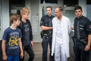 Noch immer wütend beobachten Till (Otto von Grevenmoor, 2. vl) und Marvin (Lewin Winter, li.), wie Dr. Götze (Matthias Leja, Mitte) abgeführt wird. Zu recht!