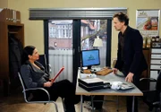 Vera (Sandra Speichert, l.) tritt ihren ersten Arbeitstag bei Jan (Timothy Peach, r.) an.