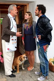 Emily (Nadja Bobyleva) stellt ihrem Papa Leander (Peter Sattmann, re.) ihren Freund Roberto (Sami Loris) vor. Emily (Nadja Bobyleva) stellt ihrem Papa Leander (Peter Sattmann, re.) ihren Freund Roberto (Sami Loris) vor.