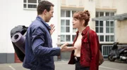Tilly Vogel (Sina Reiß, r.) wehrt sich gegen die Annäherungsversuche von Pascal Römer (Florian Anderer, l.).
