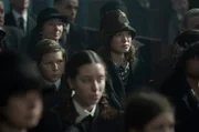 Helga (Hannah Herzsprung) und Moritz Rath (Ivo Pietzker) lauschen der Rede von Alfred Nyssen.