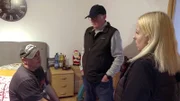 Michael (li.) und Lothar retten Möbel aus Dagmars Haus. Deshalb ist Jonas? Freundin Patricia (re.) vor Ort, um das Bett in Michaels Zweitwohnsitz in Augenschein zu nehmen.