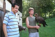Willi, Falkner Roland Werner und Steppenadler Willi auf dem Bayerischen Jagdfalkenhof Tambach. Gleich darf Willi den Greifvogel auf den Arm nehmen, zum Schutz trägt er einen Lederhandschuh.