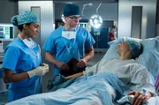 Anni Leybold muss nach einer Schnittverletzung an der Hand operiert werden. Elias und Emma bereiten sie für die OP vor.
