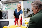 Der tote Journalist Lothar Kolb wurde nackt in seinem PKW gefunden. Hubert und Girwidz (Michael Brandner, r.)  denken bei einem Cappuccino, den ihnen s'Lenerl (Victoria Abelmann- Brockmann, l.) im "Rattlinger" serviert, über den neuen Fall nach.