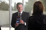 Walter und Olivia reisen in das Paralleluniversum, um etwas Schlimmes zu verhindern und machen Bekanntschaft mit Alterna-Olivia (Anna Torv, l.) und Walternate (John Noble, r.) ...