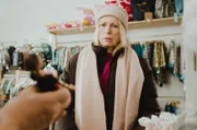 Weihnachtsstress in der sechsten Folge der Sketchcomedy „Kroymann“ mit Maren Kroymann: Welches Geschenk darf unterm Baum liegen?
