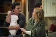 George Cooper sen. (Lance Barber, l.); Mandy McAllister (Emily Osment, r.)