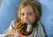 Luisa (Paula Hartmann), Christophs kleine Patientin, geht es augenscheinlich besser und sie freut sich auf das Wochenende mit Susanne und Christoph.