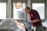 Strahl (Christoph Tomanek) nimmt die Fingernägel des Opfers genau unter die Lupe.